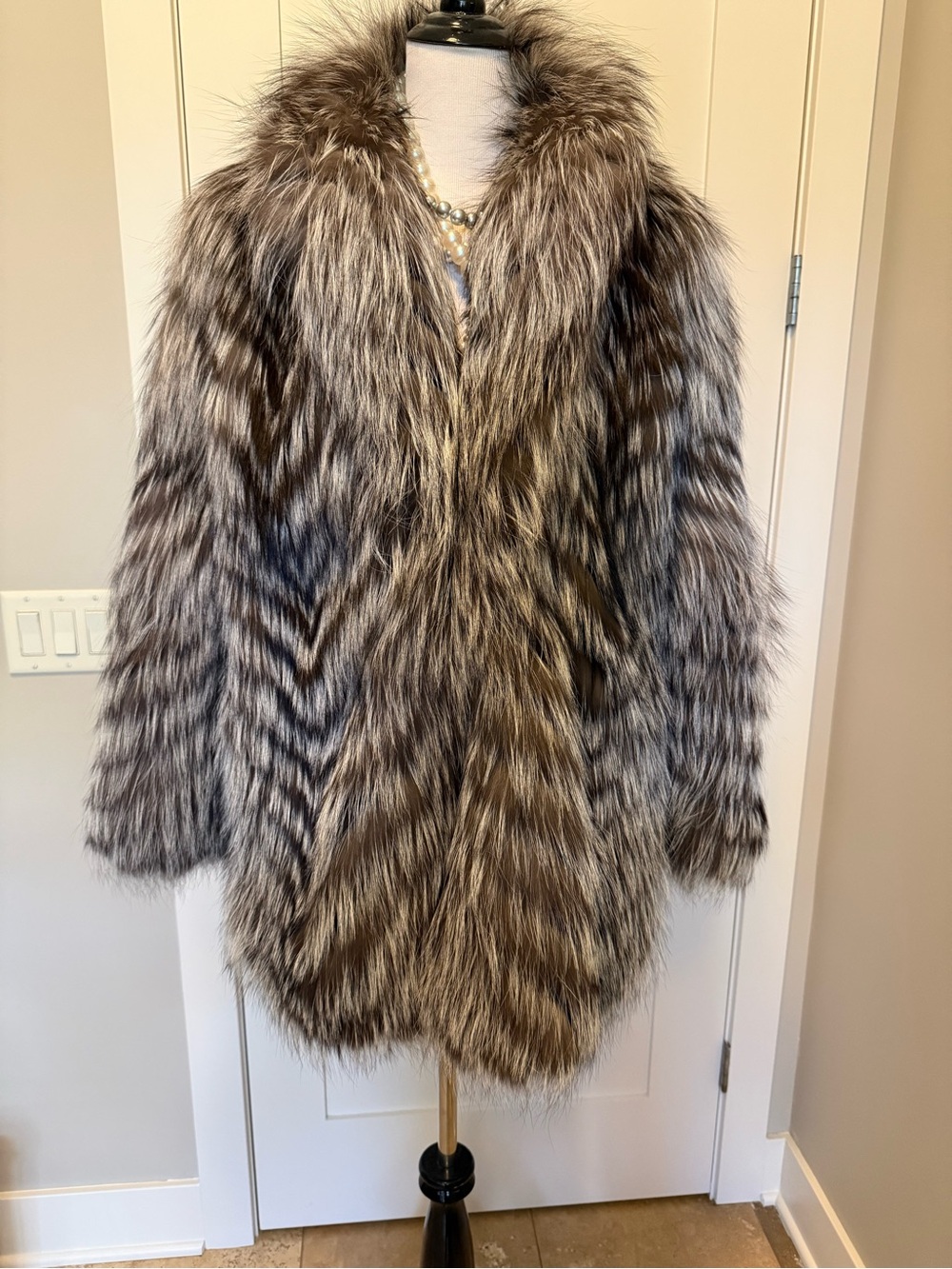 RARE Platinum Saga Marble Silver Fox fur coat BRAND NEW ! $3995 - Picture 3 of 12
